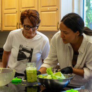 Class participants cleaning their fermentation jar